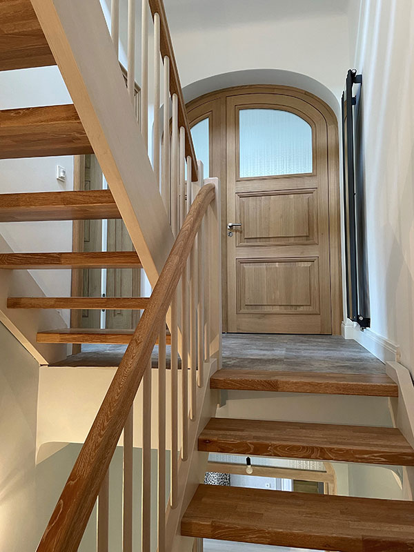 Holztreppe eingestemmt mit Eichestufen Holztreppe eingestemmt mit Eichestufen